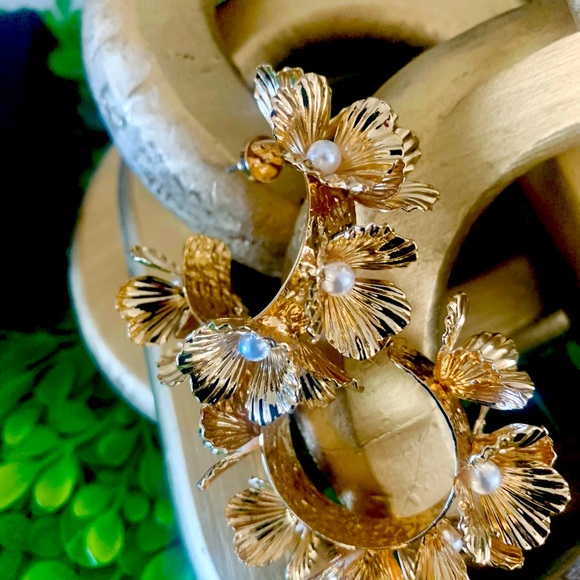 Flowers of pearls - Picture 1 of 6